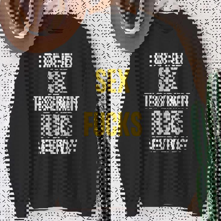 I Don't Needegs The Government F's Me Daily スウェットシャツ 年配の女性への贈り物