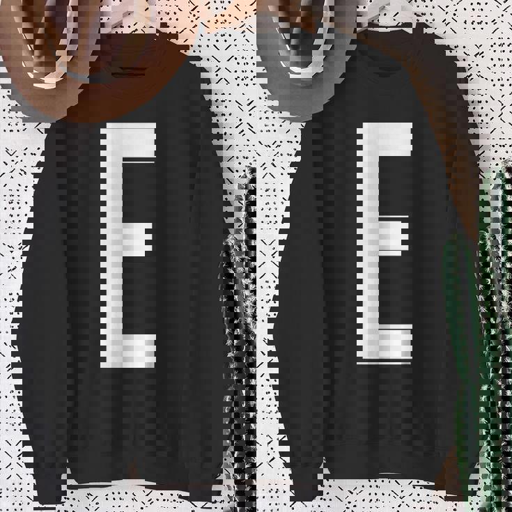 E字アルファベット モノグラム イニシャル スウェットシャツ 年配の女性への贈り物