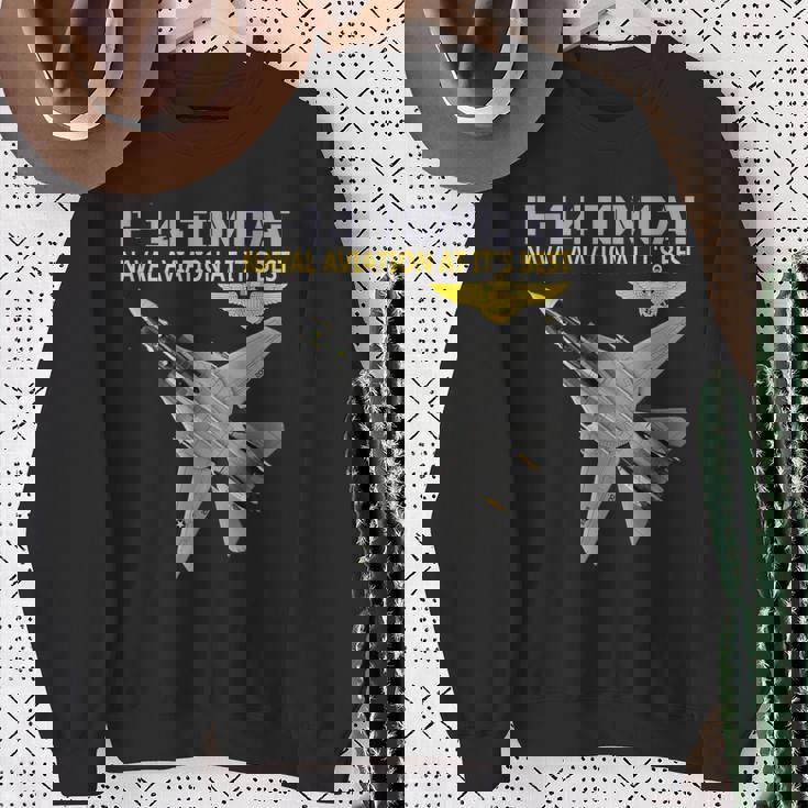 F-14 Tomcatが動作しています。最高の海軍航空。 スウェットシャツ 年配の女性への贈り物