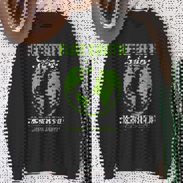 Flat Earthociety Flat Earther Conspiracy Theory スウェットシャツ 年配の女性への贈り物