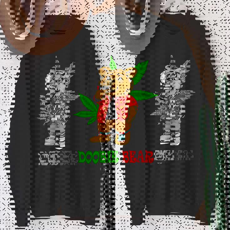 Doobie Bear 大麻の葉 雑草愛好家 マリファナギフト スウェットシャツ 年配の女性への贈り物