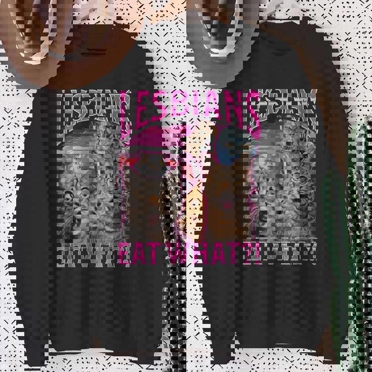 Lesbians Cat Owner Lesbians Eat What スウェットシャツ 年配の女性への贈り物