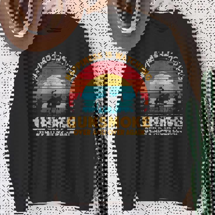 Happiness Is Watching Gunsmoke Over And Over Again Cowboys スウェットシャツ 年配の女性への贈り物