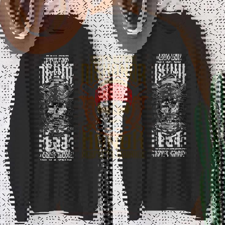 Honor Respect Courage メタルツール 真鍮ナックル スウェットシャツ 年配の女性への贈り物