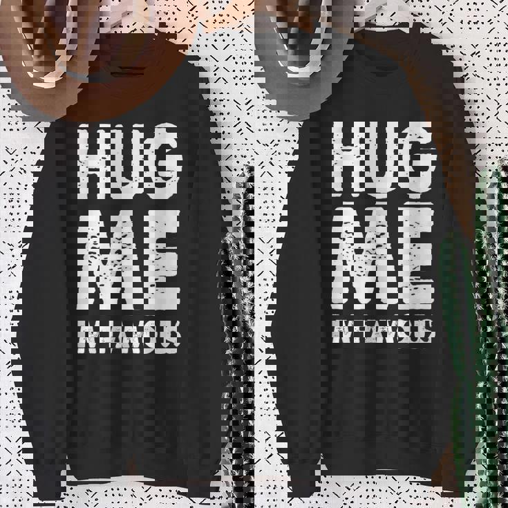 Hug Me I'm Famous ファニーハガー スウェットシャツ 年配の女性への贈り物