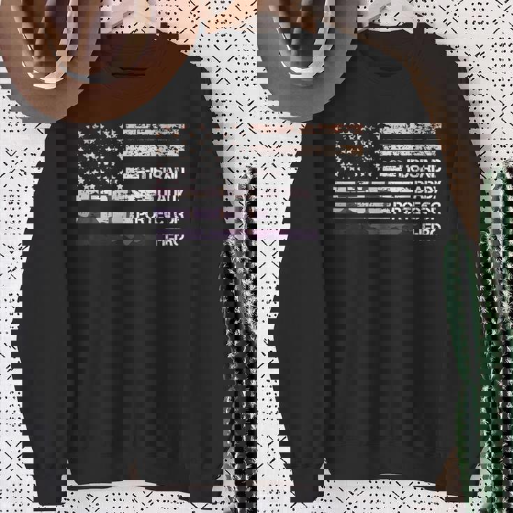 Husband Daddy Protector Hero American Flag Cool Dad スウェットシャツ 年配の女性への贈り物