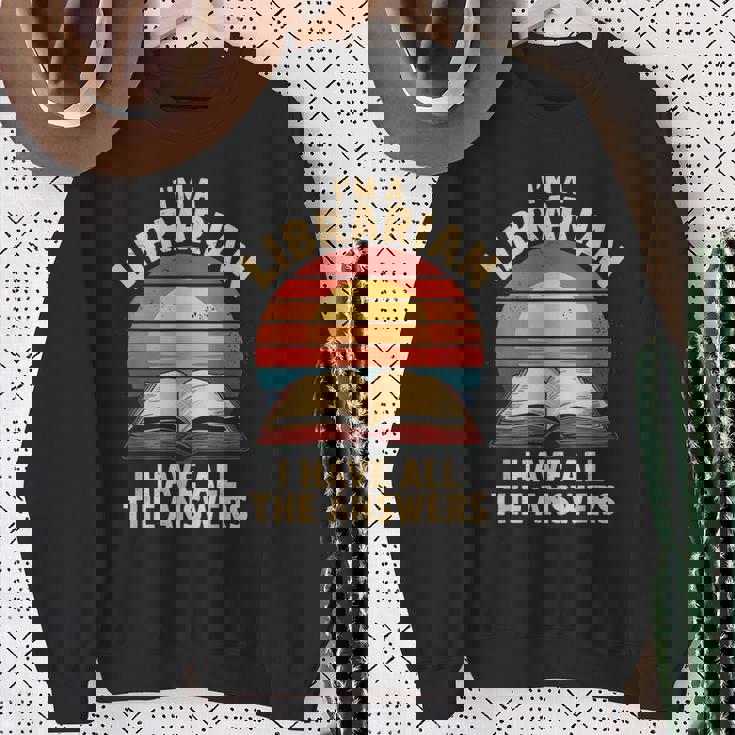 I'm A Librarian I Have The All Answers Retro Librarian スウェットシャツ 年配の女性への贈り物