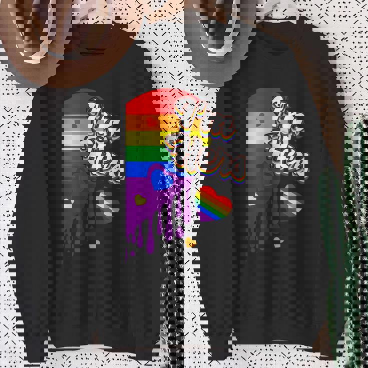 I'm Hers &He's Mine 虹のハート Lgbtq プライド デザイン スウェットシャツ 年配の女性への贈り物