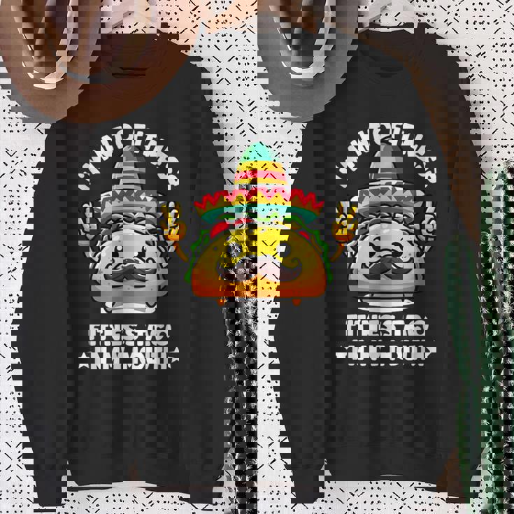 I'm Into Fitness Fit'ness Taco In My Mouth ジム おもしろタコス スウェットシャツ 年配の女性への贈り物