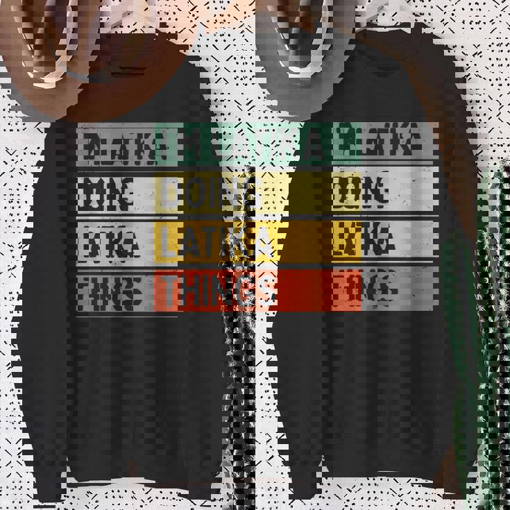 I'm Latika Doing Latika Things 面白い名言 スウェットシャツ 年配の女性への贈り物