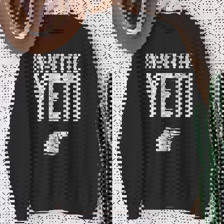 I'm With The Yeti お揃いのyetiコスチュームシャツ スウェットシャツ 年配の女性への贈り物