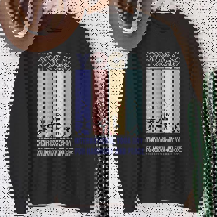 International Yoga Day For Harmony And Peace スウェットシャツ 年配の女性への贈り物