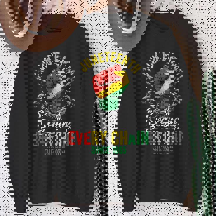 Junenth Freedom Breaking Chains Since 1865 Black Pride Sweatshirt Gifts for Old Women