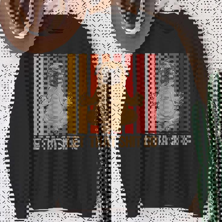 Let Thathit Go パグ ヨガ ヴィンテージデザイン スウェットシャツ 年配の女性への贈り物