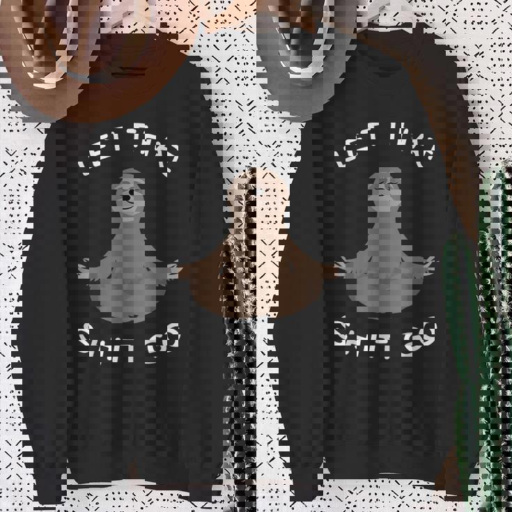 Let Thathit Go 面白い 瞑想 ナマケモノ ヨガ 陽気な スウェットシャツ 年配の女性への贈り物