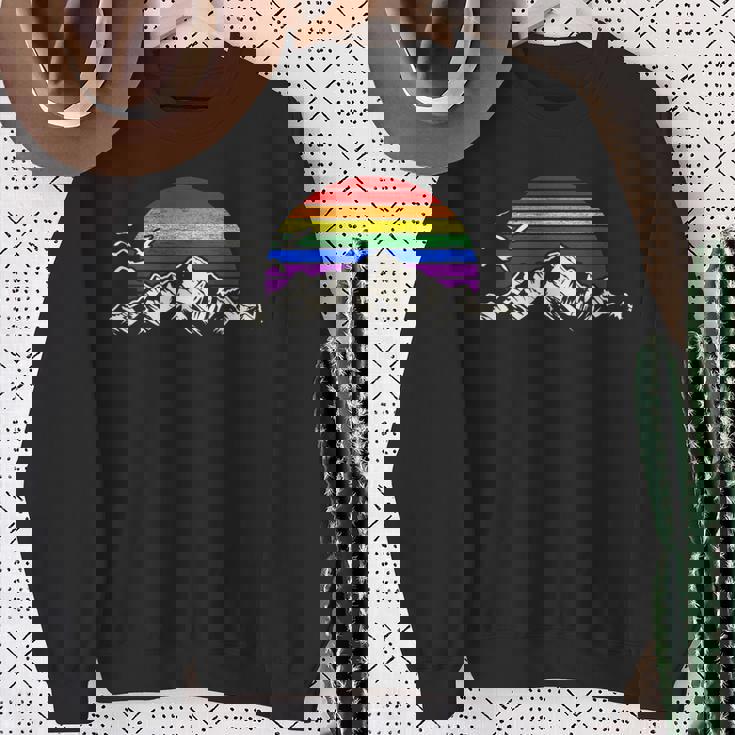 Lgbtq レインボー 山 サンセット ヴィンテージ スウェットシャツ 年配の女性への贈り物