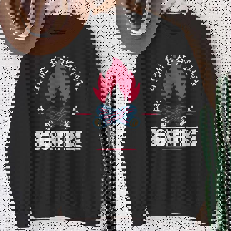 Life Is Better By The Bonfire キャンプファイヤー キャンプ アウトドア ハイカー スウェットシャツ 年配の女性への贈り物