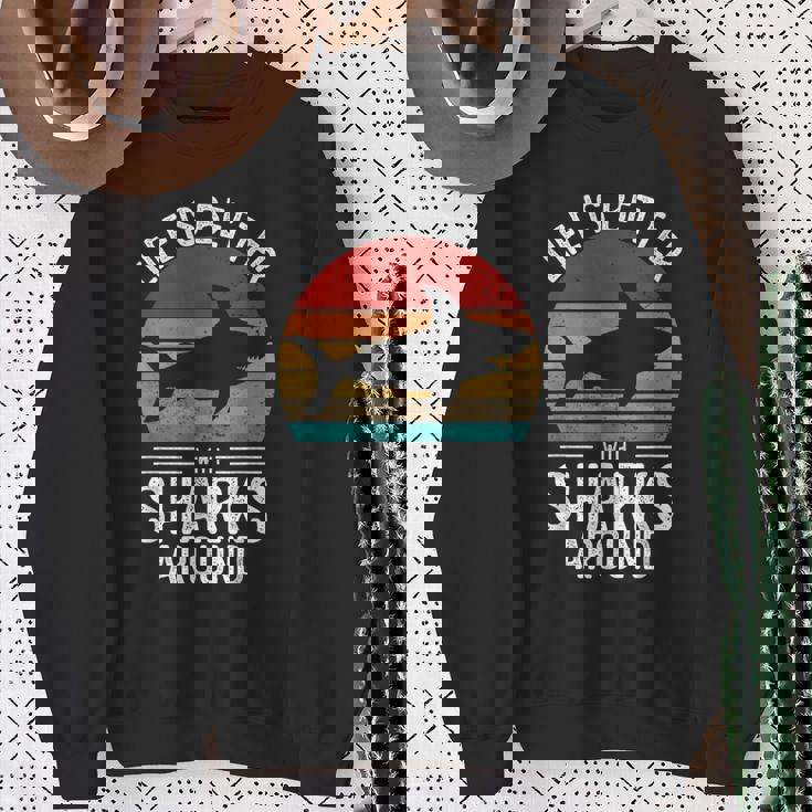 Life Is Better Withharks Around レトロ シャーク スウェットシャツ 年配の女性への贈り物