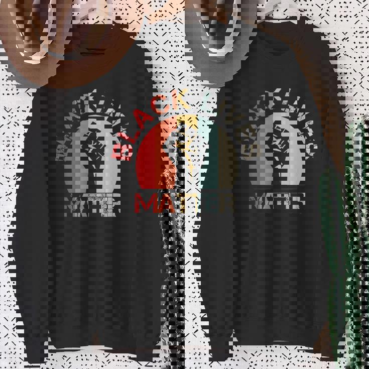 Lives Matter Raised Fist Retrointage No Racism スウェットシャツ 年配の女性への贈り物