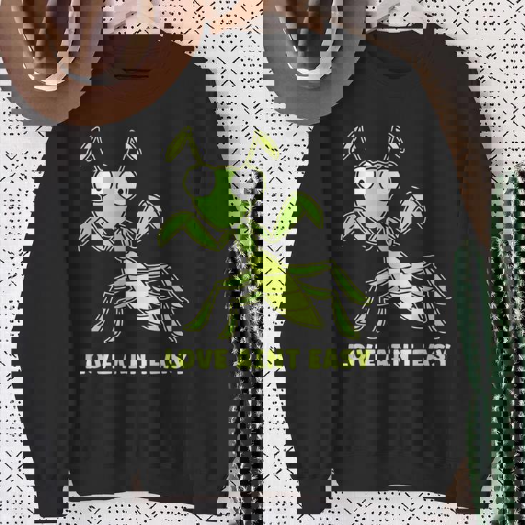 Love Ain't Easy カマキリ ユーモア 昆虫 恋人 ジョーク スウェットシャツ 年配の女性への贈り物