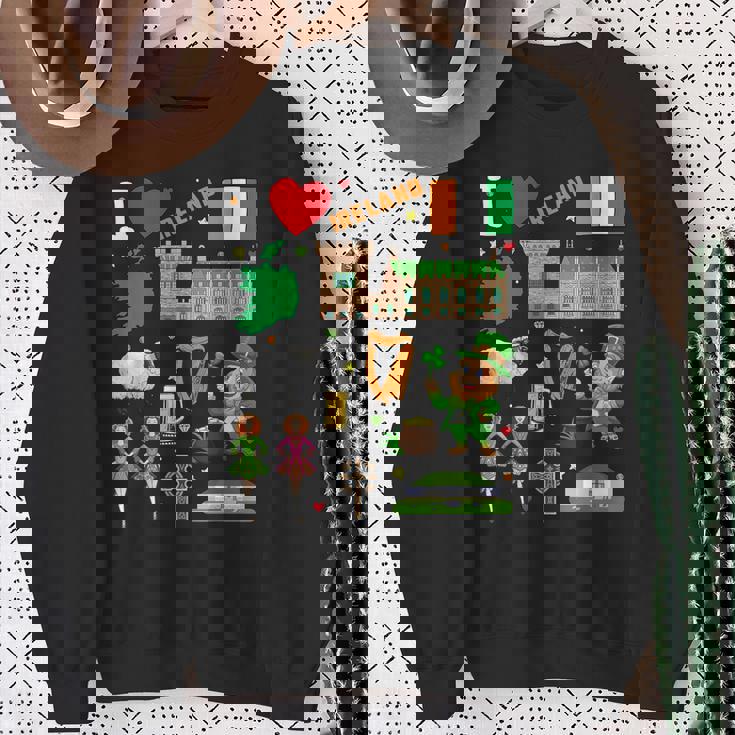 I Love Ireland。手描きアイルランドのランドマーク、旗、地図 スウェットシャツ 年配の女性への贈り物