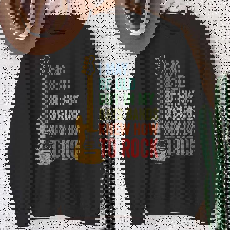 I May Be Old クールバンド レトロギター フェンダー ロックンロール スウェットシャツ 年配の女性への贈り物