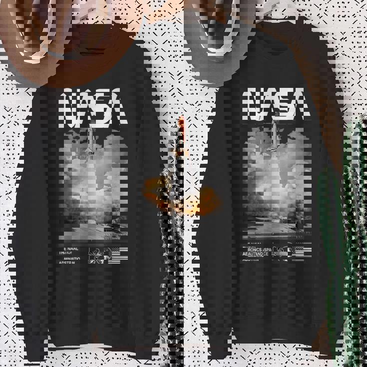 Nasa スペースシャトル打ち上げカラーの黒と白のワームロゴ スウェットシャツ 年配の女性への贈り物