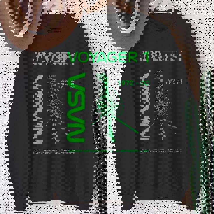 Nasa ボイジャー1号宇宙船は1977年9月5日に打ち上げられました。 スウェットシャツ 年配の女性への贈り物