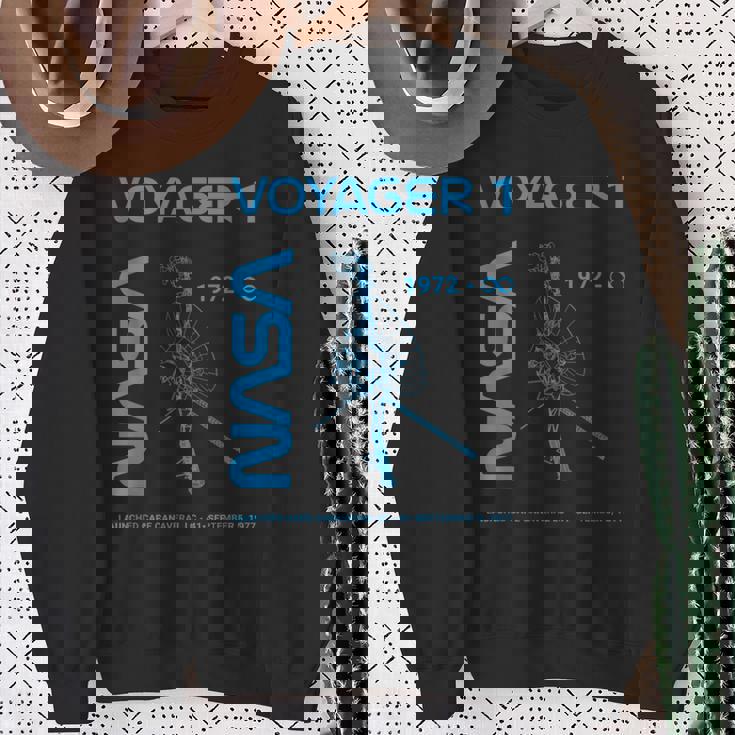 Nasaoyager 1 宇宙船は1977年9月5日に打ち上げられました スウェットシャツ 年配の女性への贈り物