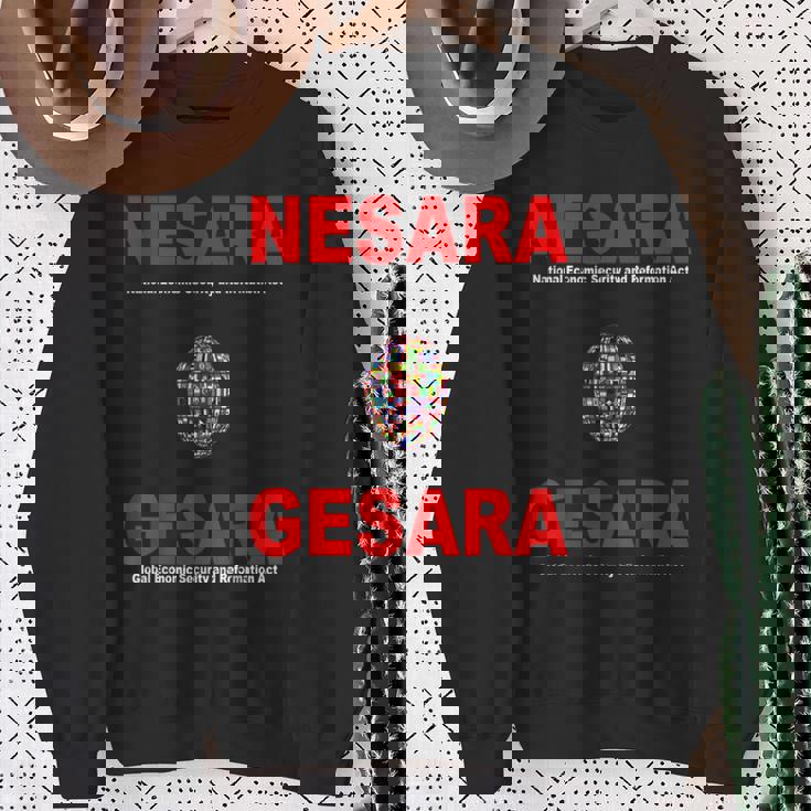 Nesara Gesara、赤い文字。 スウェットシャツ 年配の女性への贈り物