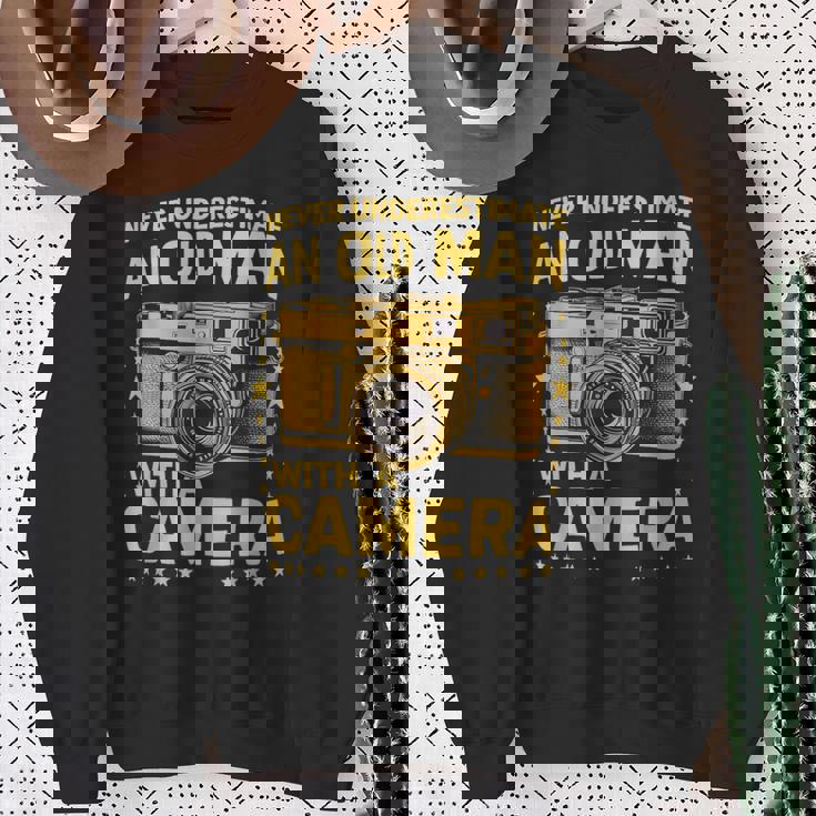 Never Underestimate An Old Man With A Camera レトロ ヴィンテージ スウェットシャツ 年配の女性への贈り物