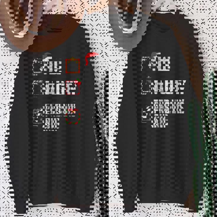 Nice Naughty Depends Who's Asking クリスマスリスト サンタ クリスマス スウェットシャツ 年配の女性への贈り物