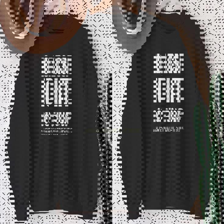 No Racism-No Hate Trump Racism Is Idiotic スウェットシャツ 年配の女性への贈り物