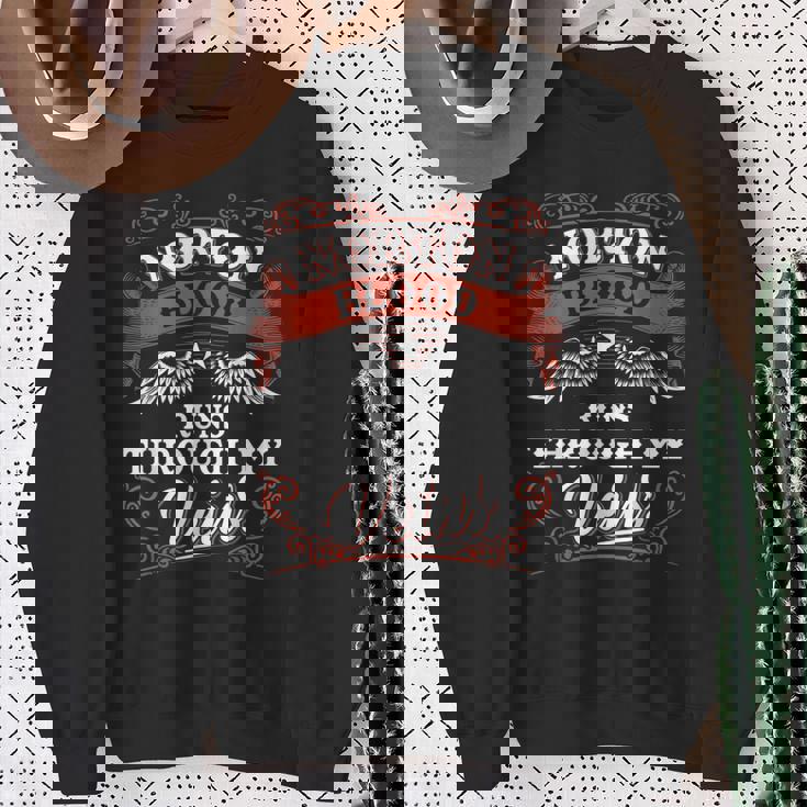 Norton Blood Run Through Myeins Family Christmas スウェットシャツ 年配の女性への贈り物