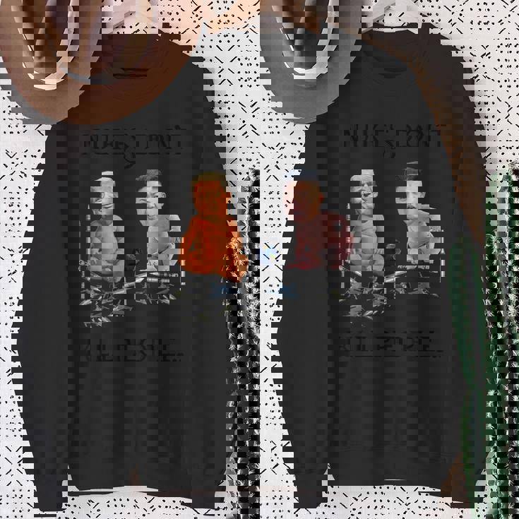 Nukes Don't Kill People…ドナルド・トランプとキム・ジョンウンティー スウェットシャツ 年配の女性への贈り物