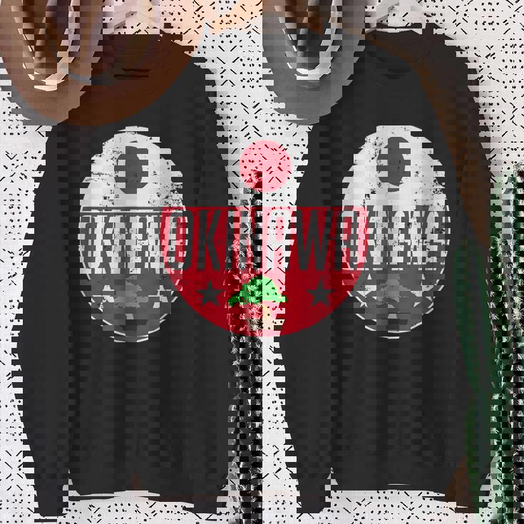 Okinawa Japanintage Flag Bonsai Tree Karateouvenir スウェットシャツ 年配の女性への贈り物