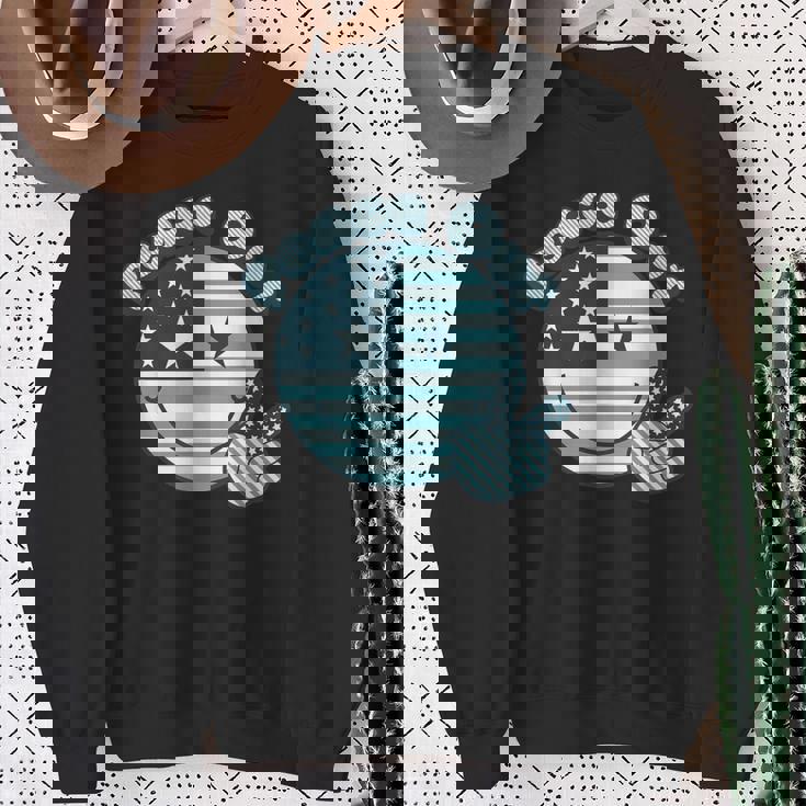 Peace Out 星条旗 ピースサイン 男女 色あせ スウェットシャツ 年配の女性への贈り物