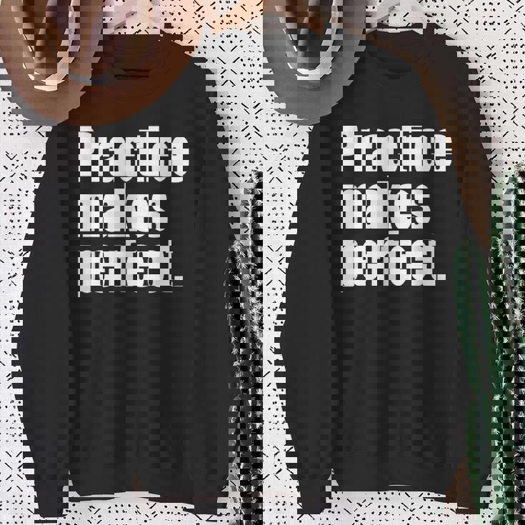 Practice Makes Perfect 継続は力なり 英語 文字入り 格言 黒 他カラー メンズ レディース スウェットシャツ 年配の女性への贈り物