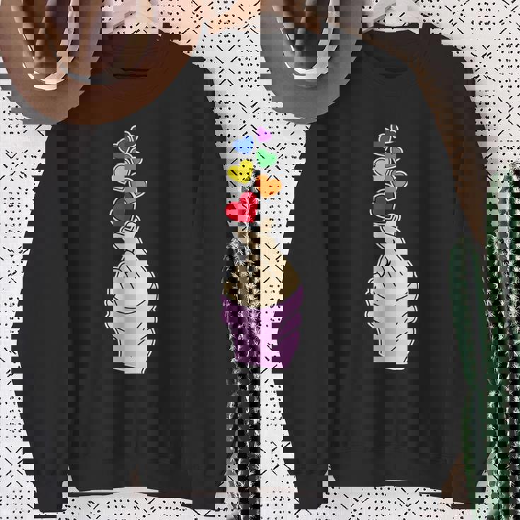 Pride レズビアン ゲイバイセクシャル トランスジェンダー 指 ハート付き スウェットシャツ 年配の女性への贈り物