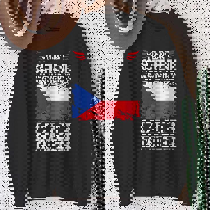 Raised By A Czech Father Father's Day Czech Republic Flag スウェットシャツ 年配の女性への贈り物