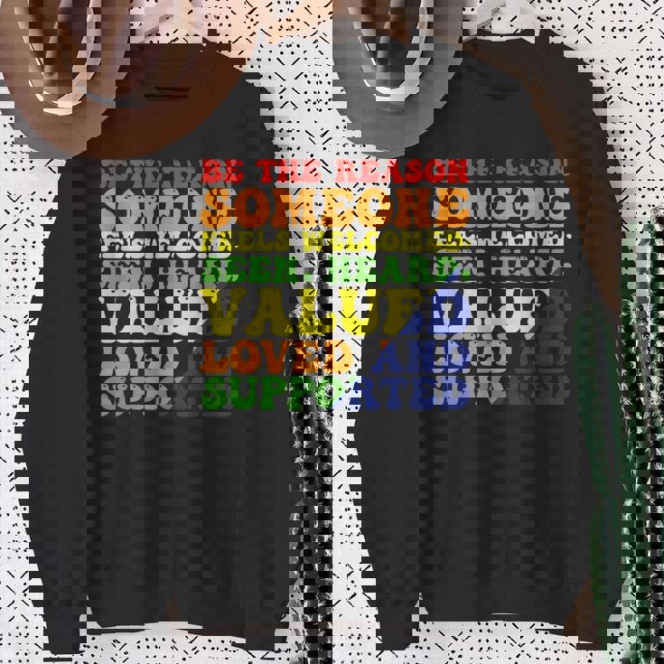 Be The Reason 誰かが歓迎されていると感じる スウェットシャツ 年配の女性への贈り物