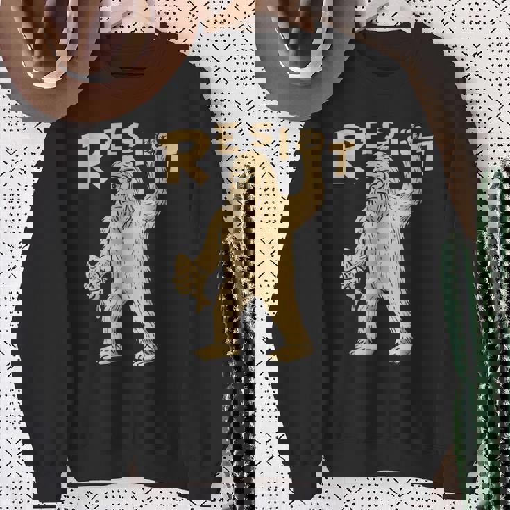 Resist サスカッチティー—面白いクリプティッド抗議 スウェットシャツ 年配の女性への贈り物