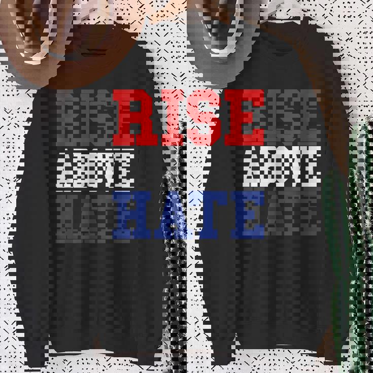 Rise Above Hate Red And Blue America スウェットシャツ 年配の女性への贈り物