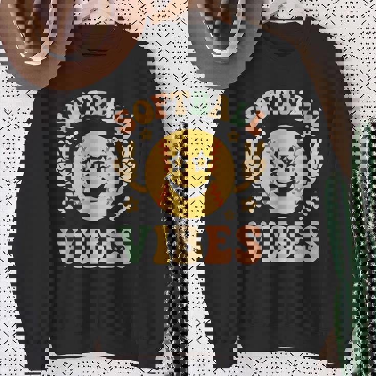 Softballibes 星目スマイル ポジティブソフトボール スウェットシャツ 年配の女性への贈り物