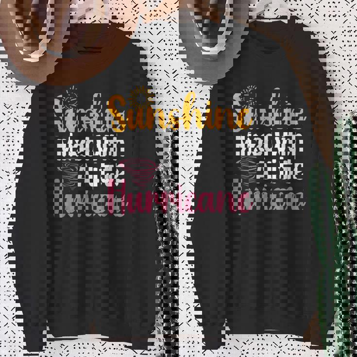 Sunshine Mix With A Little Hurricane 面白い皮肉な引用 スウェットシャツ 年配の女性への贈り物