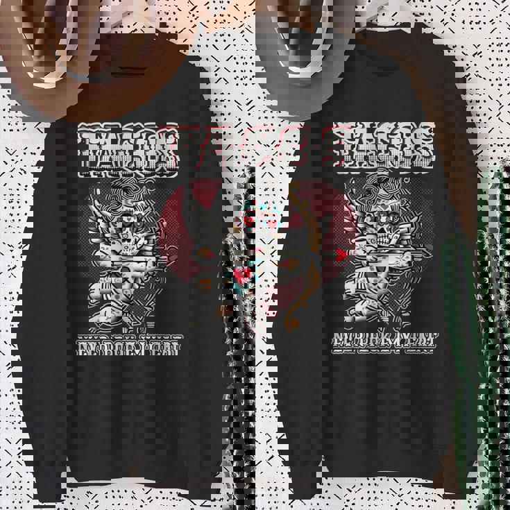 Taco Lovers バレンタインデー シュガースカル キューピッド メキシカンアート スウェットシャツ 年配の女性への贈り物