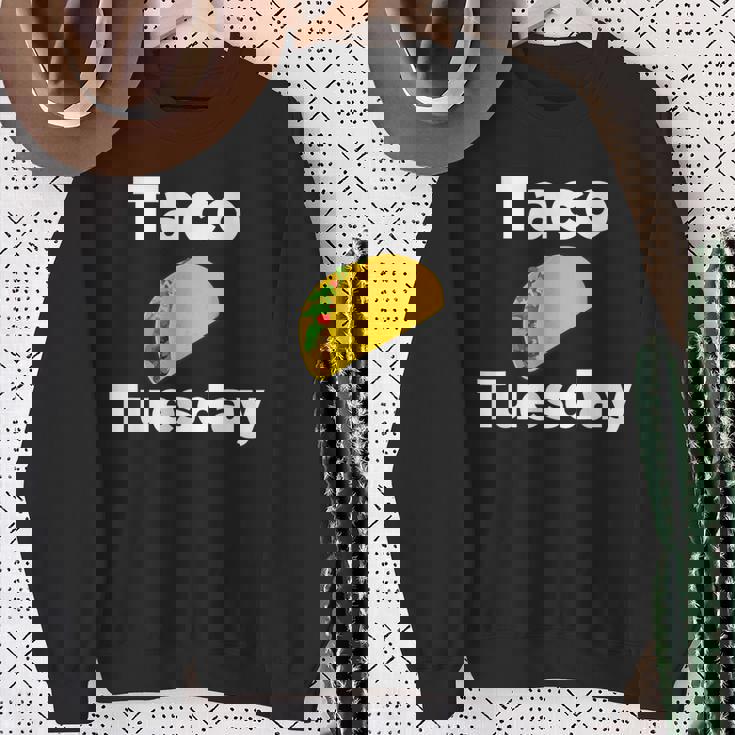 Taco Tuesday Taco Tuesday スウェットシャツ 年配の女性への贈り物