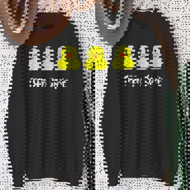 Teampirit Three イエローラバーダックグラフィックプリント スウェットシャツ 年配の女性への贈り物