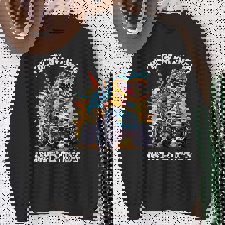 This Boy Loves Monster Trucks 恐竜モンスタートラック スウェットシャツ 年配の女性への贈り物