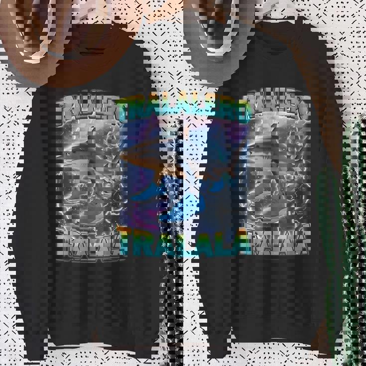 Tralalero Tralala 面白いサメ 靴付き ミーム スウェットシャツ 年配の女性への贈り物